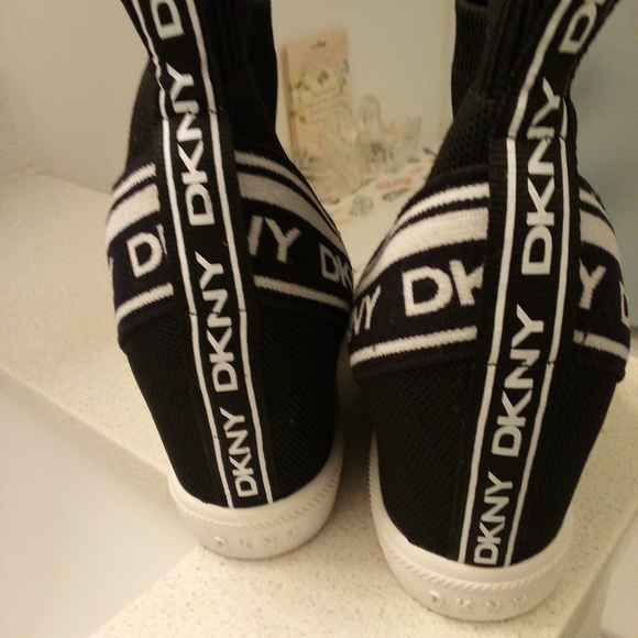 DKNY HIDDEN PLATFORM SNEAKERS NWOT - Picture 2 of 4